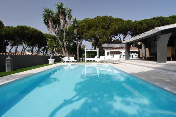 link to a page with details of a villa for sale in cabopino marbella